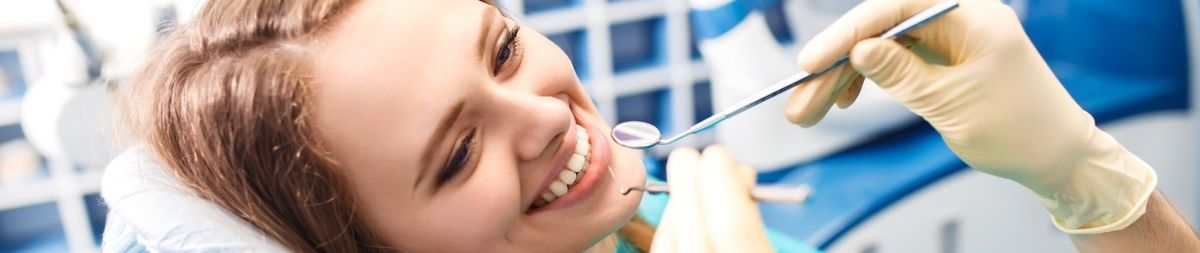 mujer sonriente en silla dentista